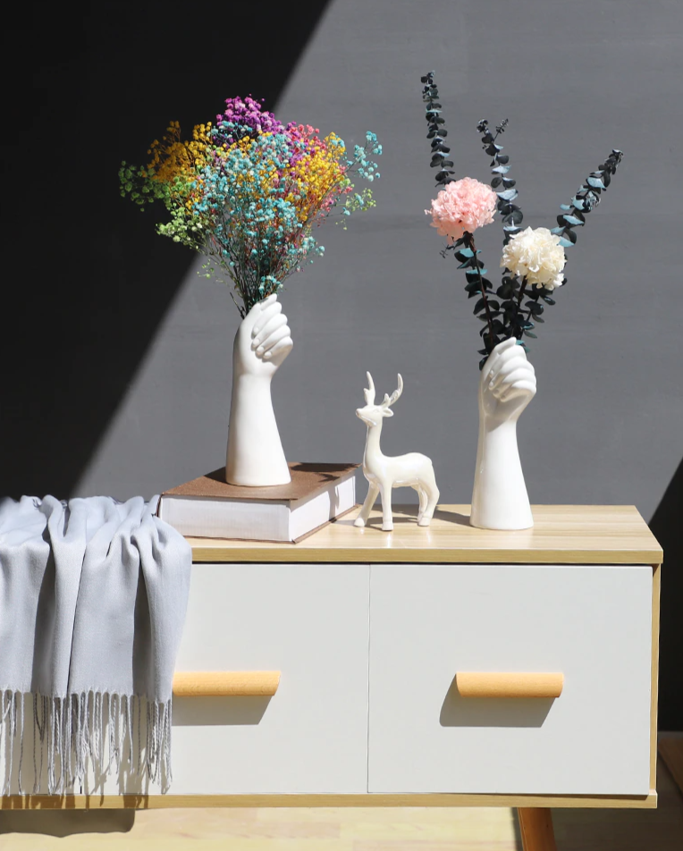 Vase en céramique - représentation de main