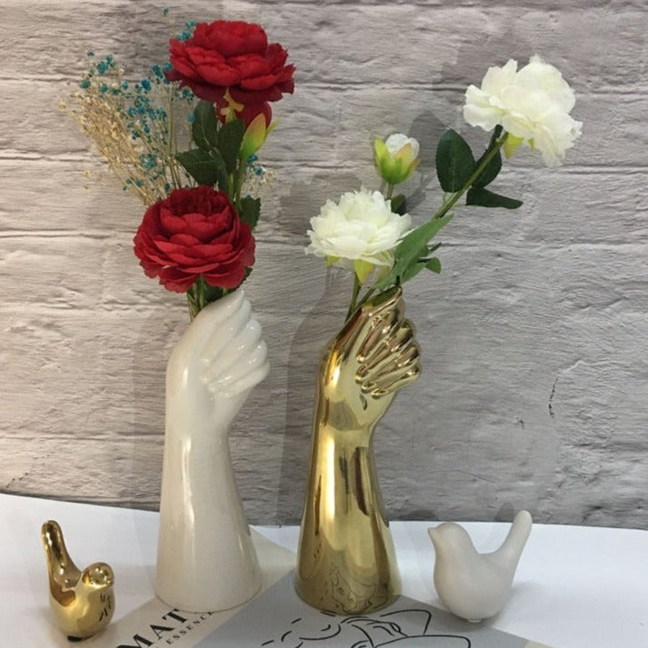 Vase en céramique - représentation de main