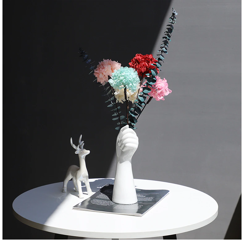 Vase en céramique - représentation de main