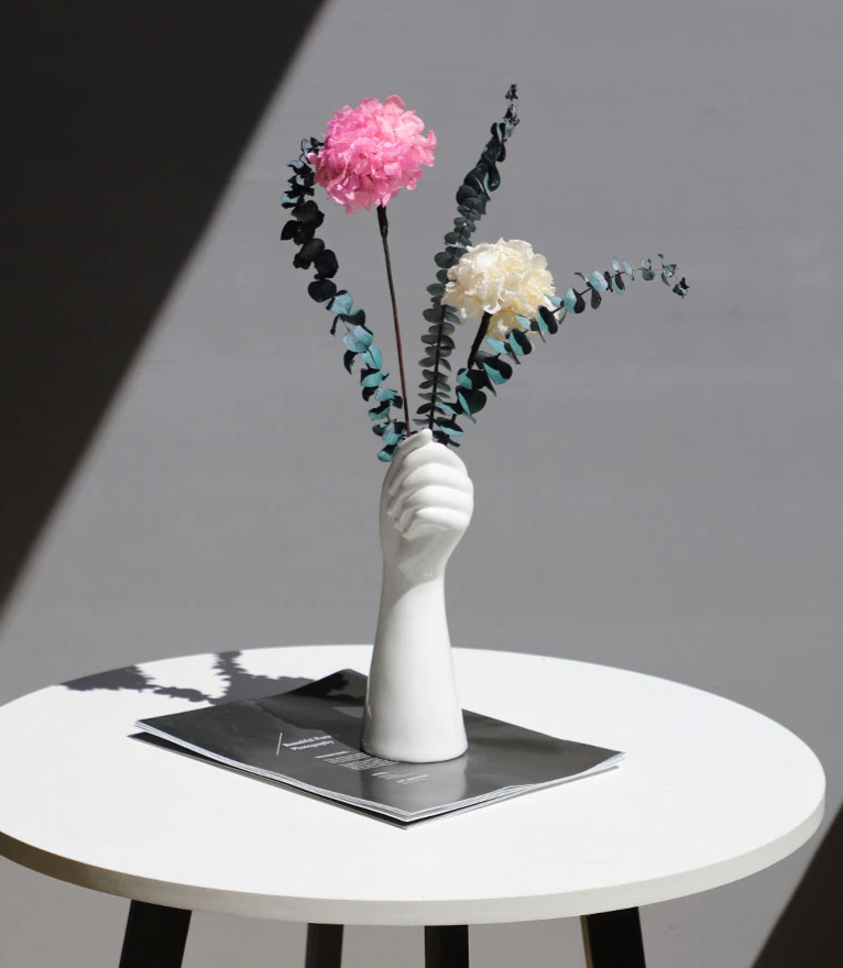 Vase en céramique - représentation de main