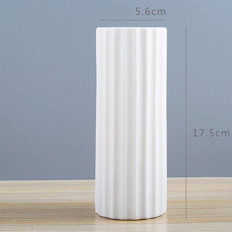 Vase minimaliste blanc en céramique
